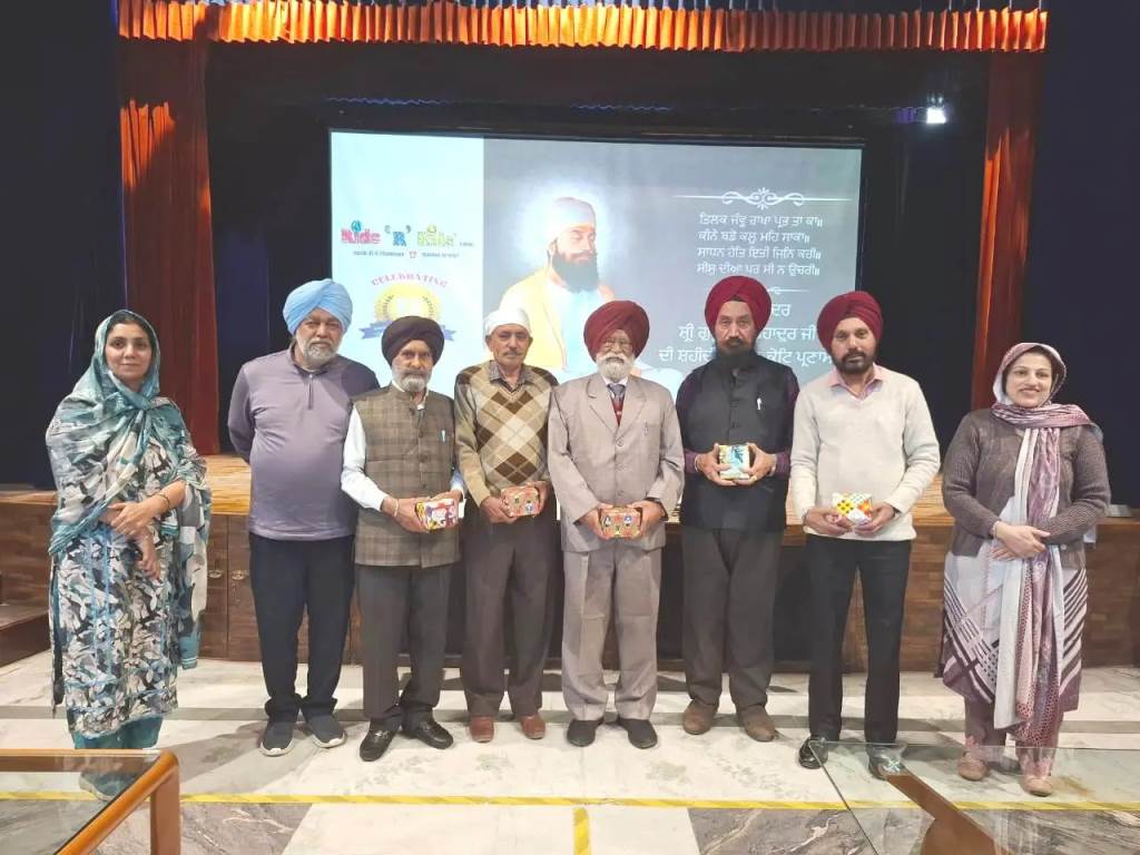 Vishwa Punjabi Prachar Sabha Chandigarh organized a childrens conference and a childrens Kavi Darbar at Kids  Kids School